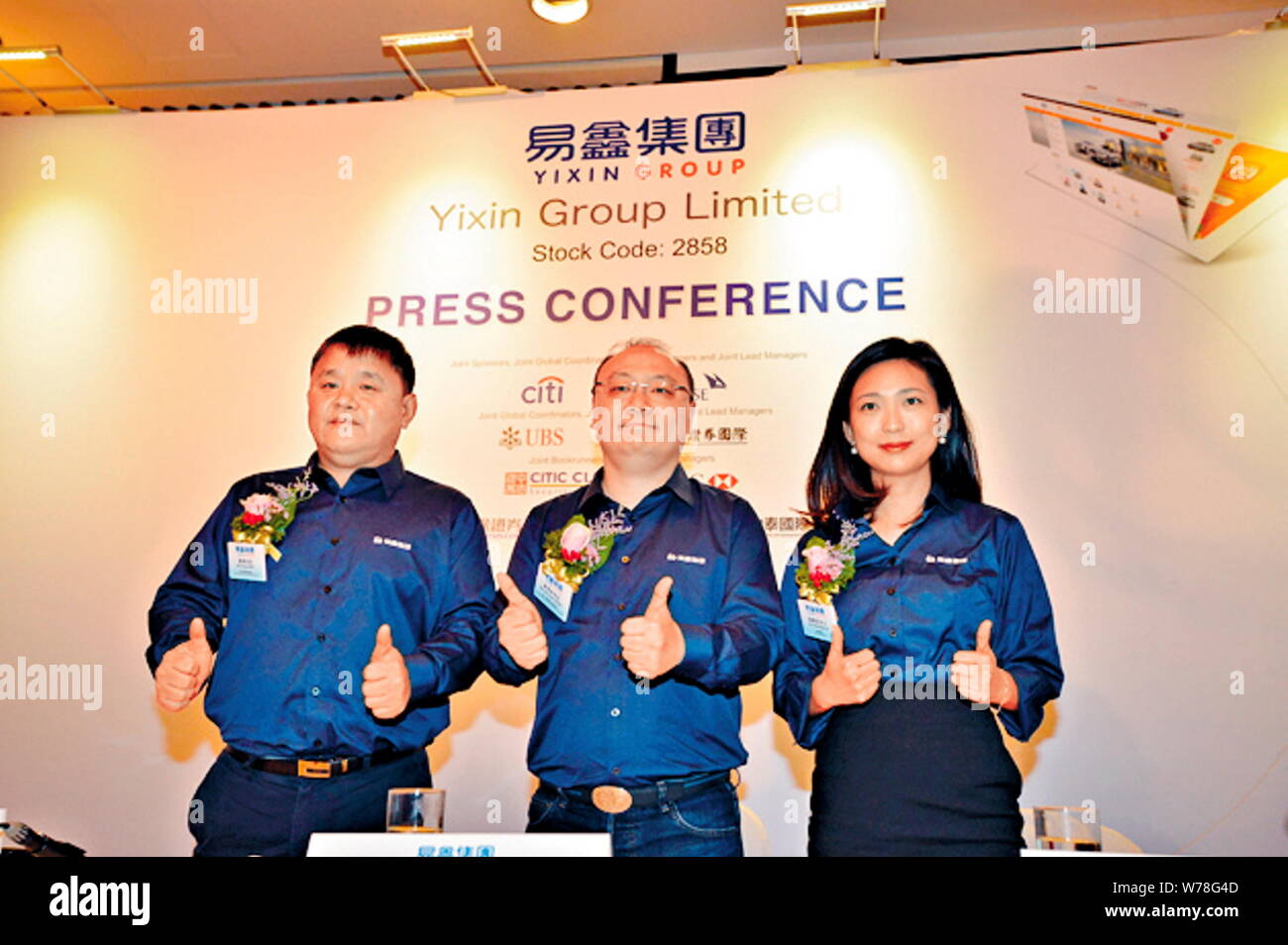 --FILE--Andy Zhang, centre, chef de la plate-forme d'auto en ligne Groupe Yixin, assiste à une conférence de presse à Hong Kong, Chine, 5 novembre 2017. Actions de l'o Banque D'Images