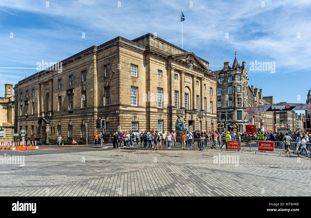 La Haute Cour au milieu d'Edinburgh Festival Fringe 2019 dans le Royal Mile Edinburgh Scotland UK Banque D'Images