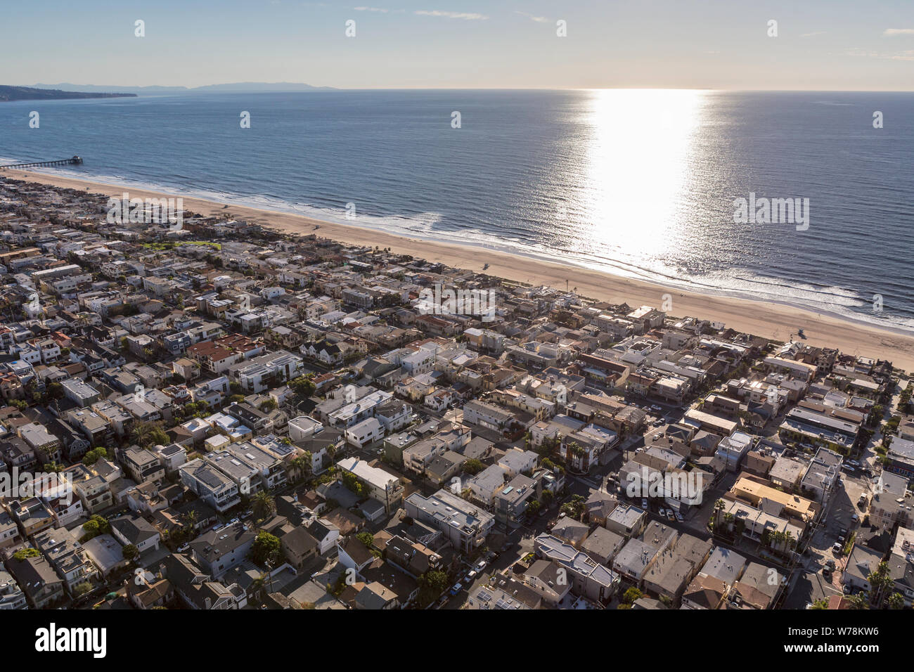 Manhattan Beach Pacific ocean view homes surplombant la baie de Santa Monica en Californie du Sud. Banque D'Images