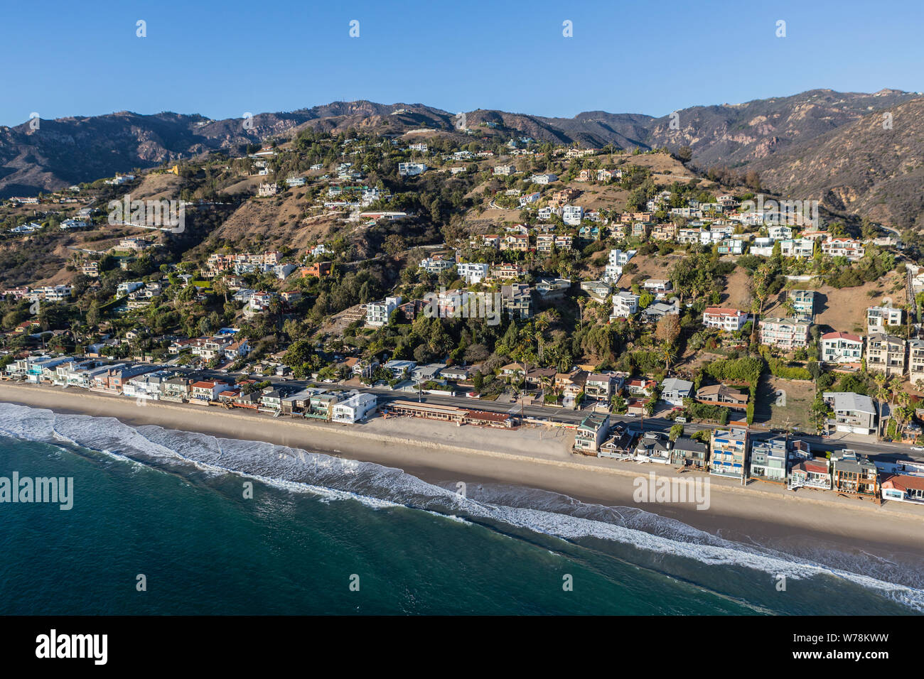 Vue aérienne de la maison et du bâtiment, du littoral au nord de Los Angeles sur la pittoresque route côtière du Pacifique à Malibu, en Californie. Banque D'Images