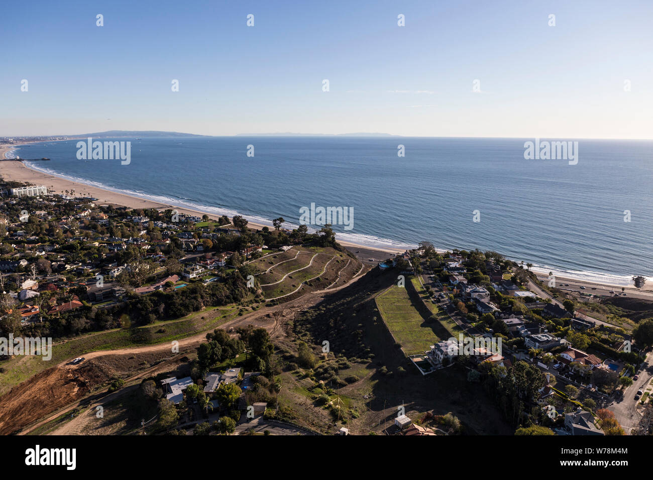 Pacific Palisades maisons avec vue sur l'océan surplombant la baie pittoresque de Santa Monica à Los Angeles, Californie. Banque D'Images