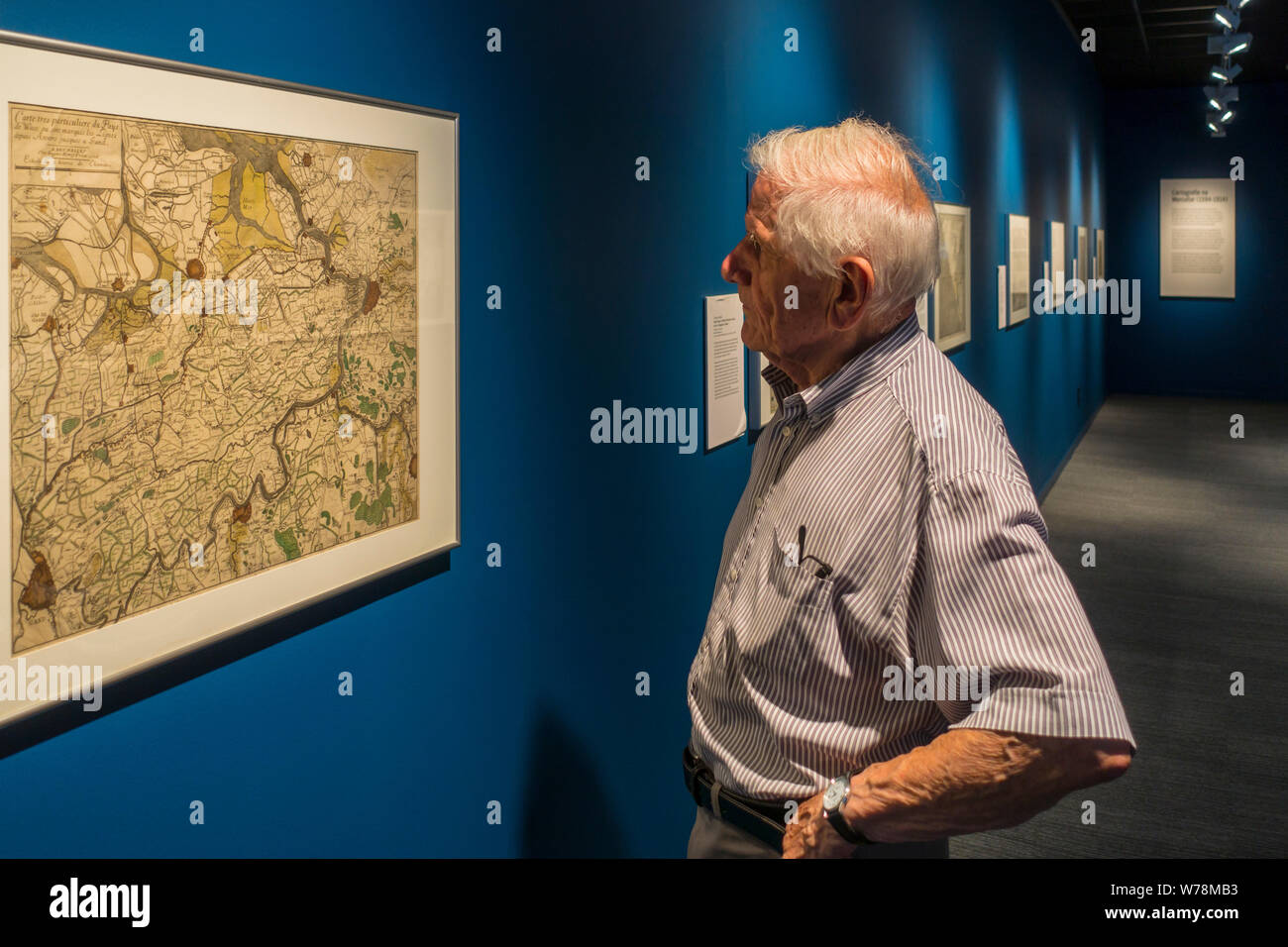 Personnes âgées à la recherche d'anciennes cartes au visiteur dans le musée Mercator sur l'histoire de la cartographie, Gent, Flandre orientale, Belgique Banque D'Images