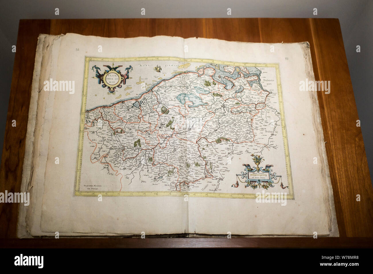 Atlas 1585 Galliae Tabule Geographicae par 16e siècle géographe Gerardus Mercator montrant la carte des Pays-Bas / Belgii Inferioris Banque D'Images
