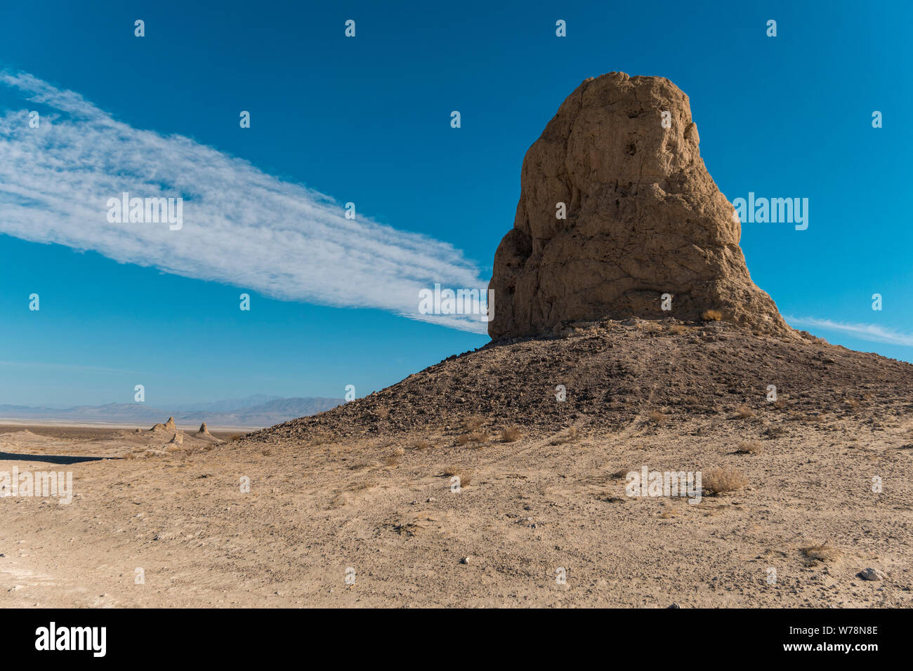 Gros rocher pinnacle en haut de colline sous le ciel bleu. Banque D'Images