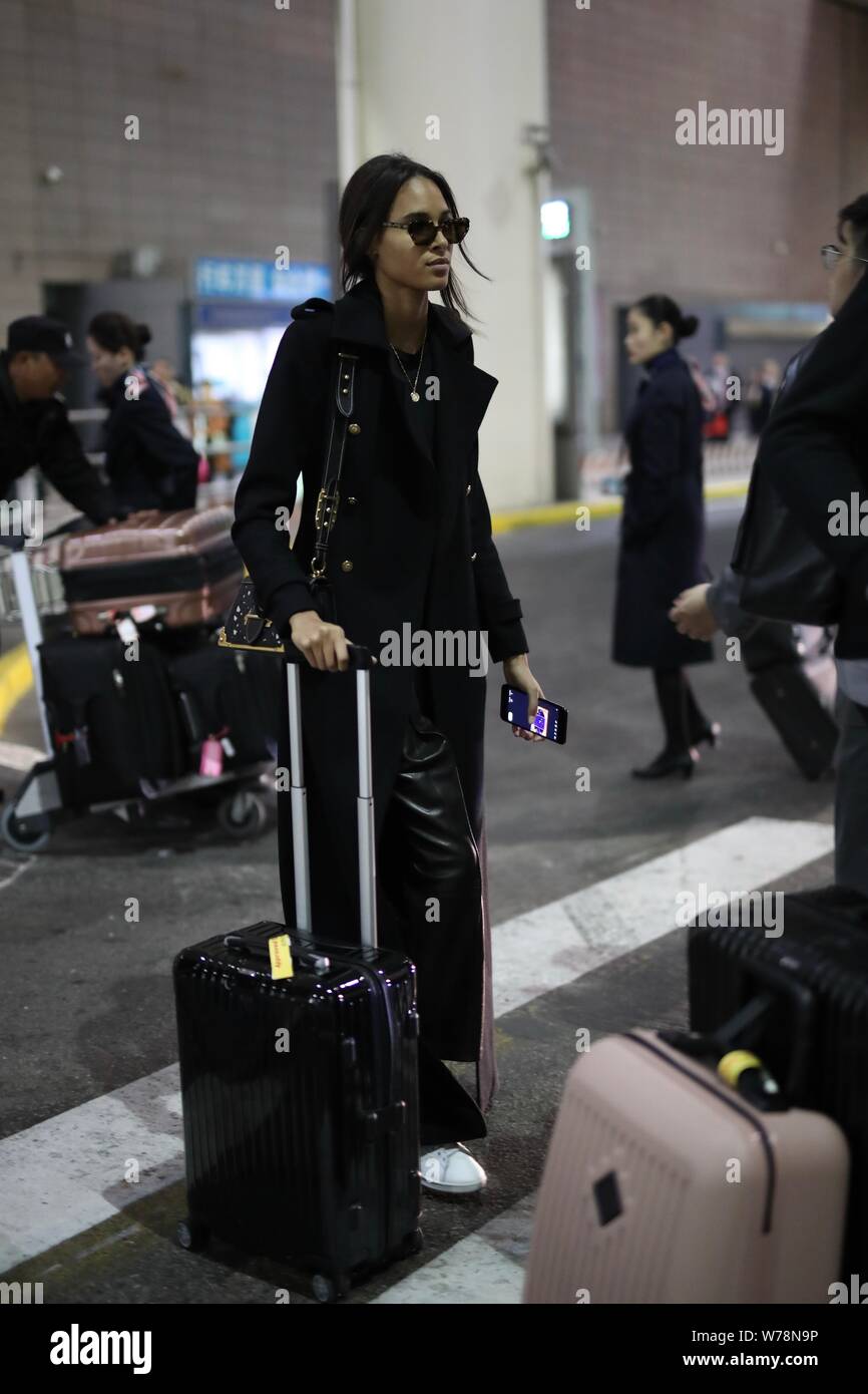 Victoria's Secret Angel modèle français Cindy Bruna est photographié après  son arrivée à l'Aéroport International de Shanghai Pudong en avant de la  Victoria's 2017 Photo Stock - Alamy