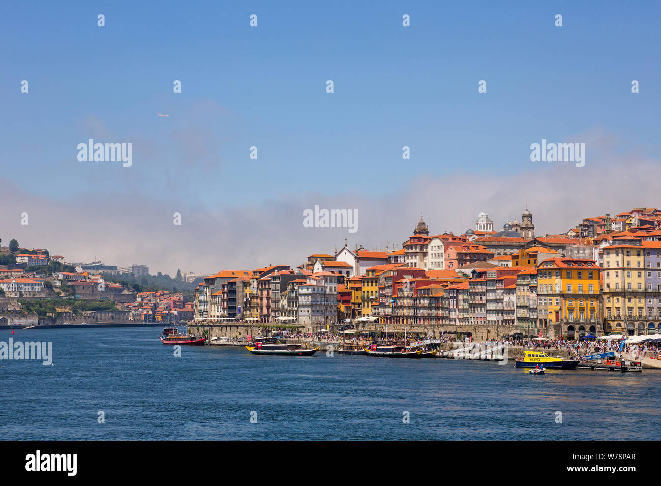 PORTO, PORTUGAL - 28 juillet 2019 : les célèbres maisons de la Ribeira dans le Douro River Bank près du Pont Dom Luis I, Porto, Portugal. Banque D'Images
