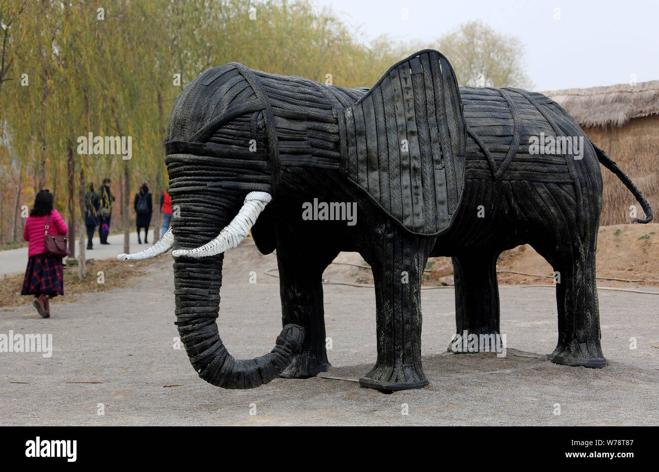 Un éléphant est en forme de sculpture des pneumatiques sur l'affichage à un parc de sculptures des pneus à Zaozhuang City, Shandong province de Chine orientale, le 19 novembre 2017. Touris Banque D'Images