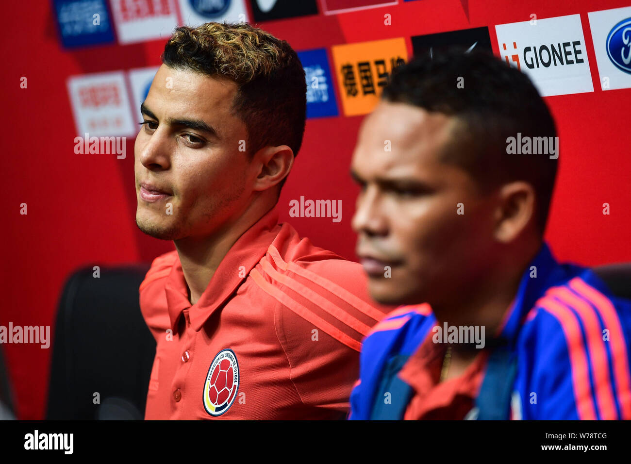 Joueur de Giovanni Moreno, à gauche, et Carlos Bacca national colombien de l'équipe de football masculin assister à une conférence de presse pour la CFA 2017 Banque D'Images