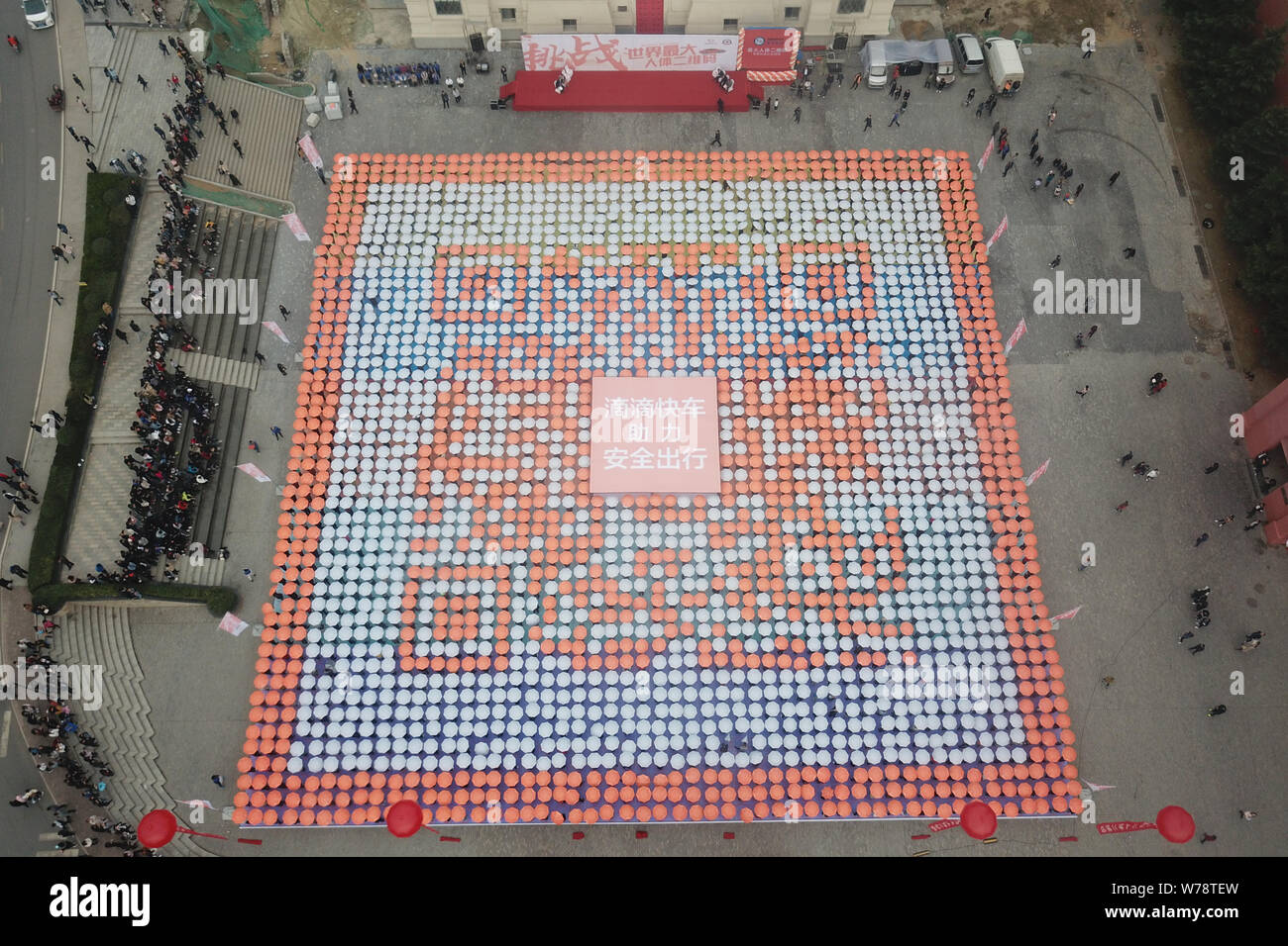 Les étudiants titulaires d'parasols line jusqu'à créer le plus grand code QR de l'humain sur la Place Rouge à l'Université de Zhengzhou International Sias Uni Banque D'Images