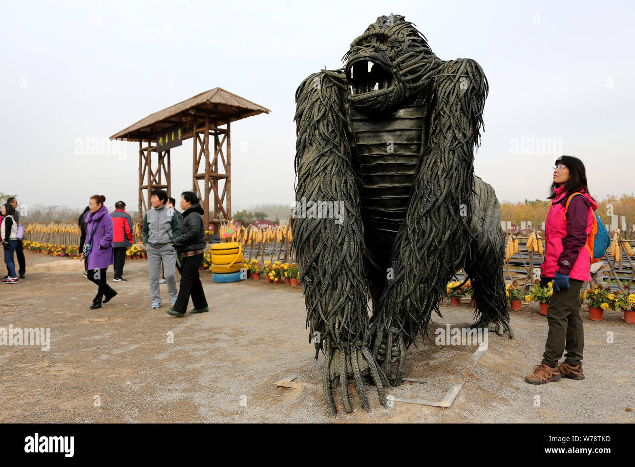 Les visiteurs regarder un orang-pneus en forme de sculpture à un parc de sculptures des pneus à Zaozhuang City, Shandong province de Chine orientale, le 19 novembre 2017. À Banque D'Images