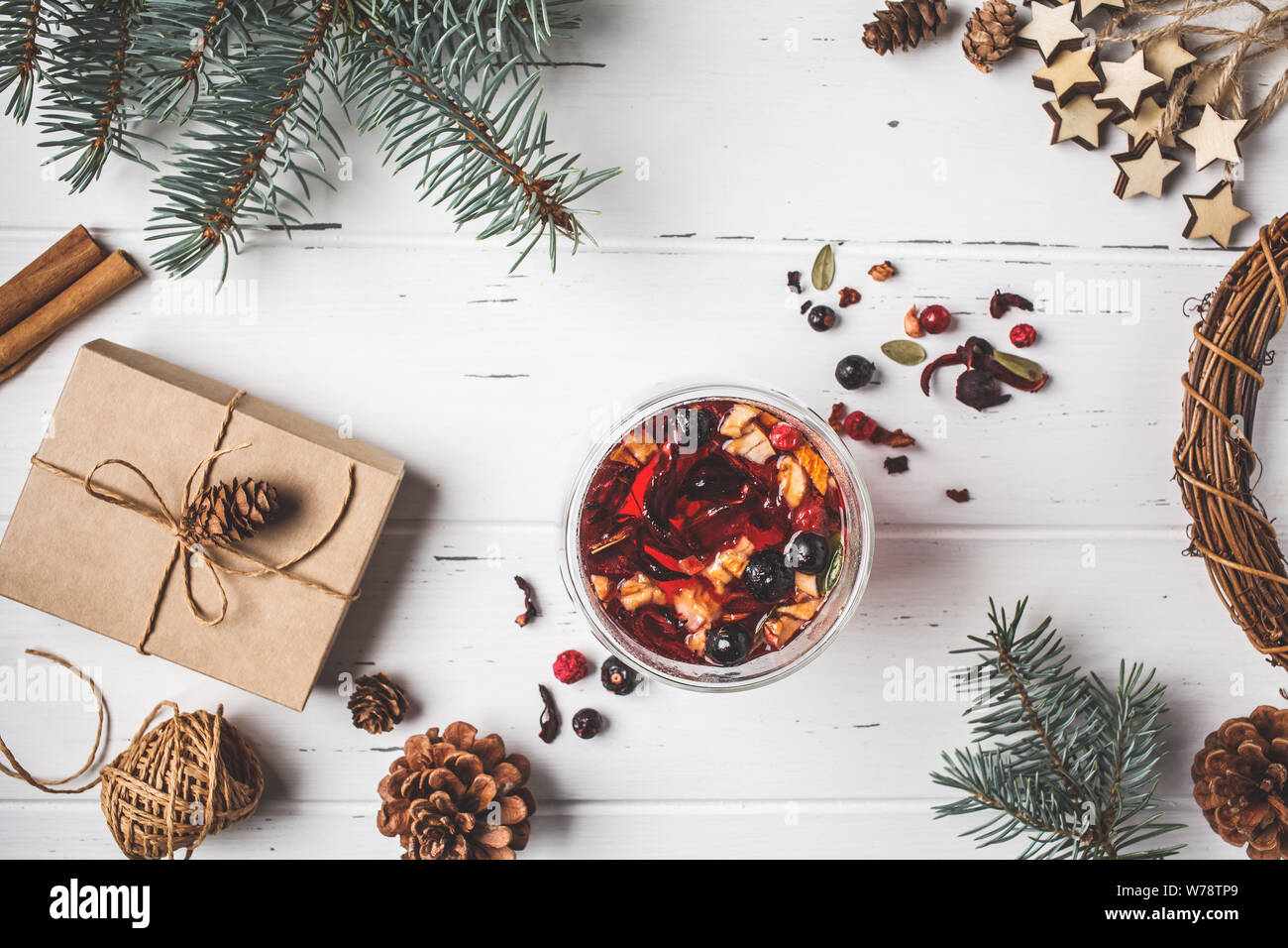 Composition de Noël arrière-plan. Arbre de Noël, de cônes, de tisane, de jouets et d'emballage de cadeau on a white background. Banque D'Images