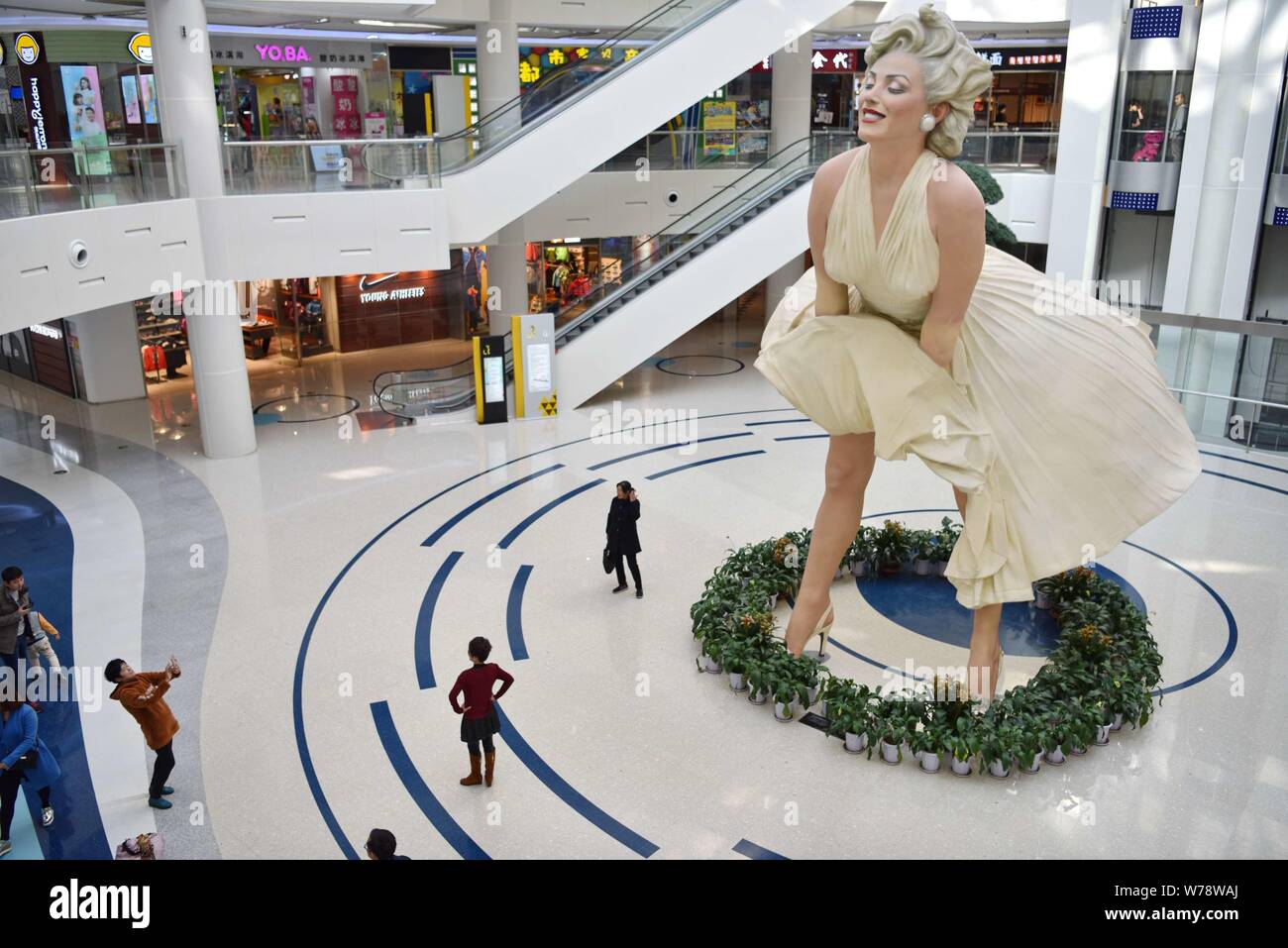 Un huit mètres de haut de la sculpture actrice et mannequin américaine Marilyn Monroe, congelé avec sa robe d'exploser, est exposée à un centre commercial à Dali Banque D'Images