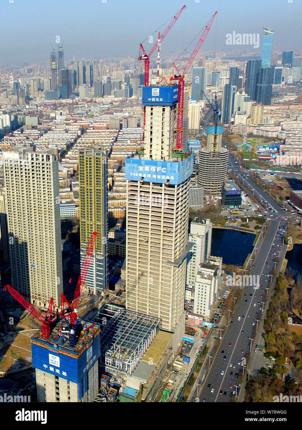 L'Baoneng Shenyang Centre financier mondial, le plus grand bâtiment dans le nord-est de la Chine après son achèvement, est en construction dans la ville de Shenyang, no Banque D'Images