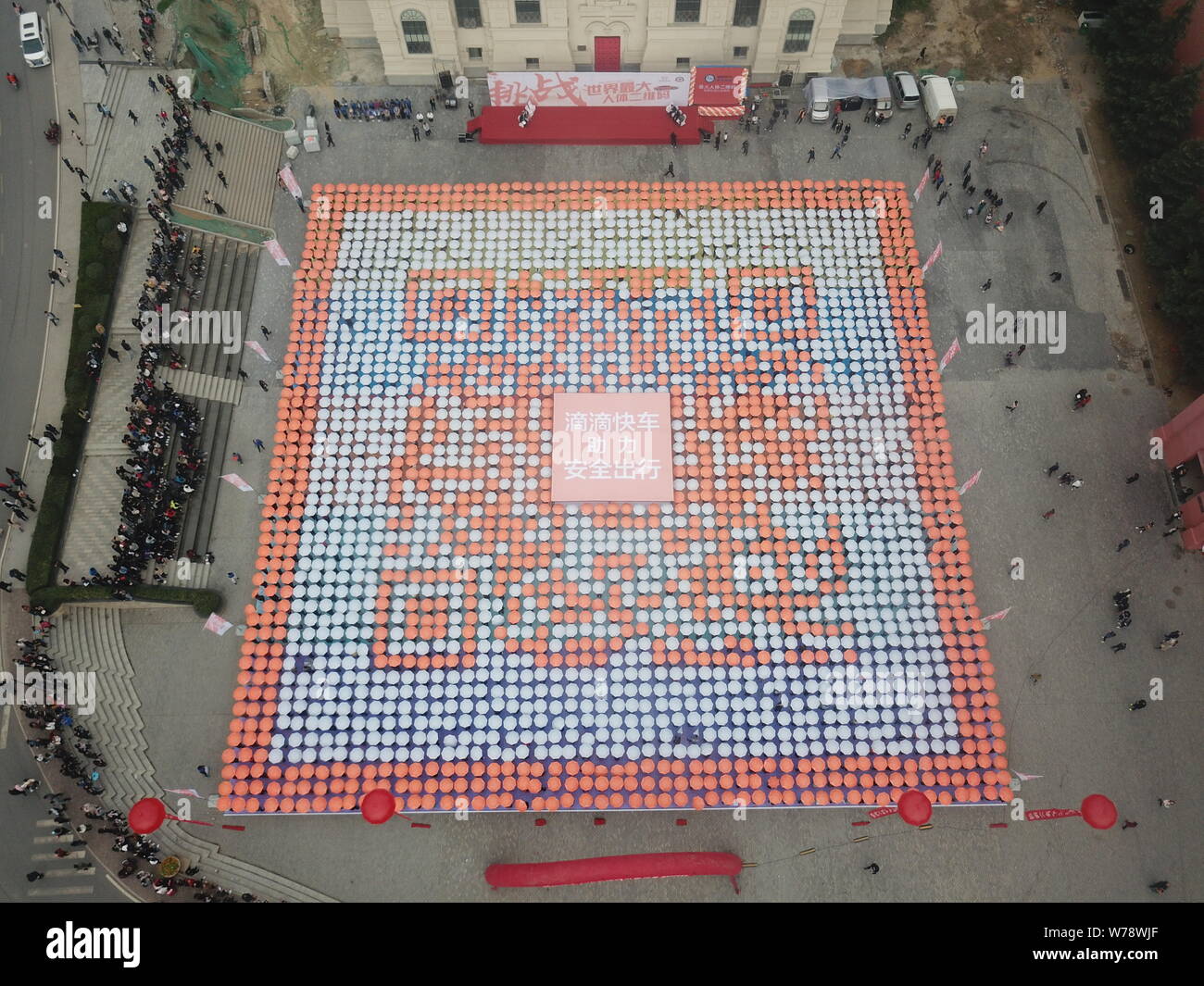 Les étudiants titulaires d'parasols line jusqu'à créer le plus grand code QR de l'humain sur la Place Rouge à l'Université de Zhengzhou International Sias Uni Banque D'Images