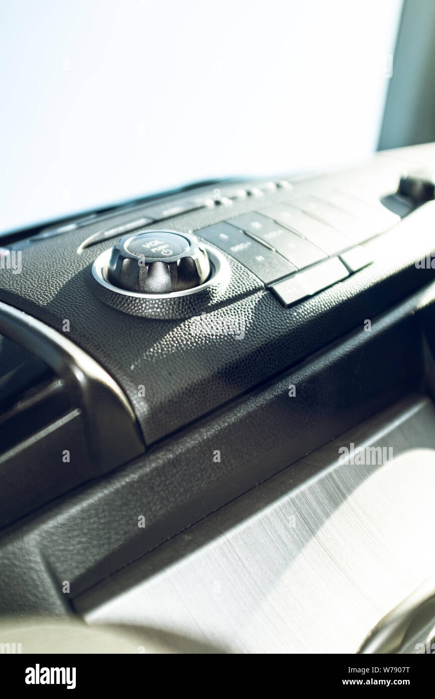Vieux boutons électroniques sur une voiture à l'intérieur du poste de pilotage Banque D'Images