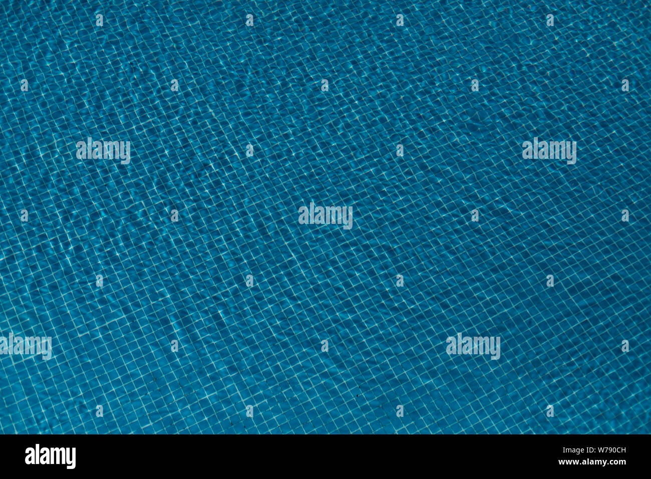 Carrelage bleu d'une piscine avec de l'eau et de débit dans c Banque D'Images