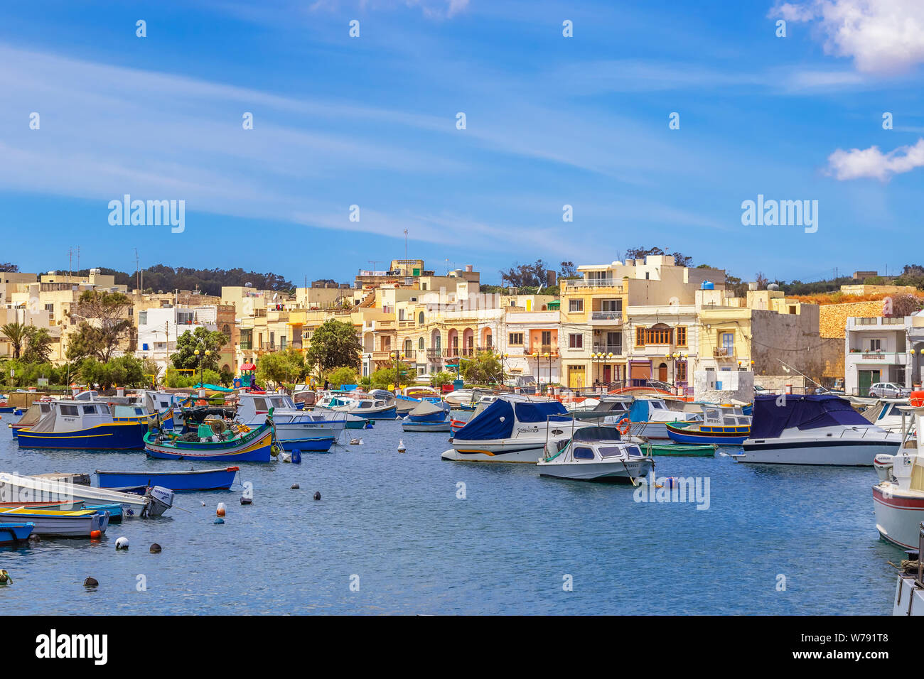 Vue d'une promenade en bord de mer à Birzebbuga et St Georges Bay, Malte Banque D'Images