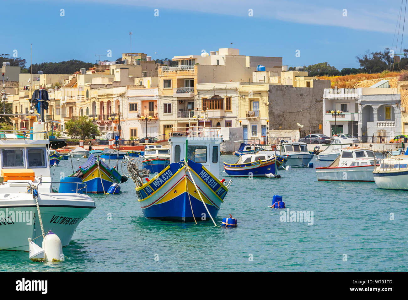 Vue d'une promenade en bord de mer à Birzebbuga et St Georges Bay, Malte Banque D'Images