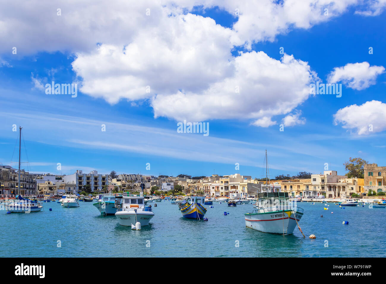 Vue d'une promenade en bord de mer à Birzebbuga et St Georges Bay, Malte Banque D'Images