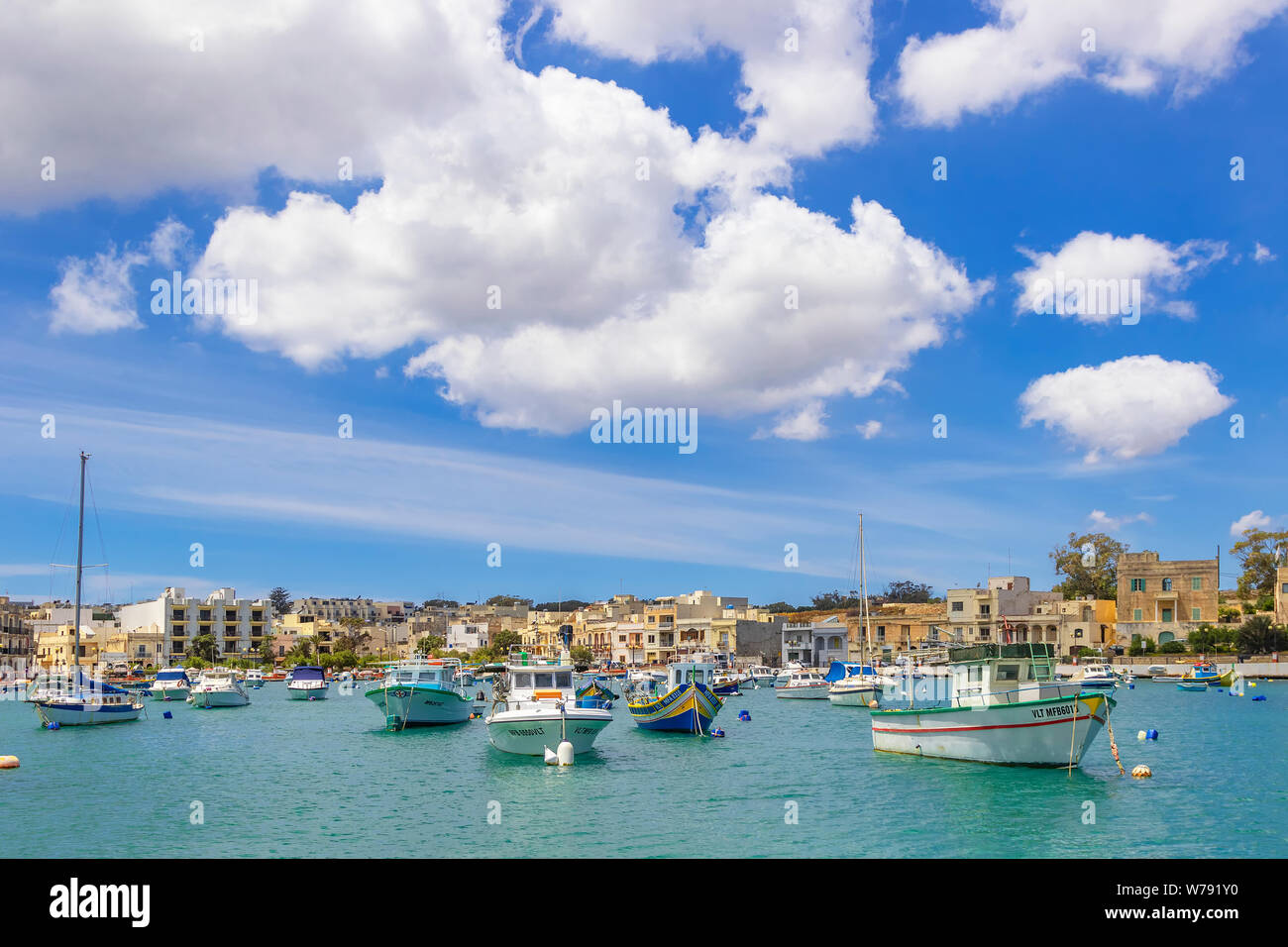 Vue d'une promenade en bord de mer à Birzebbuga et St Georges Bay, Malte Banque D'Images