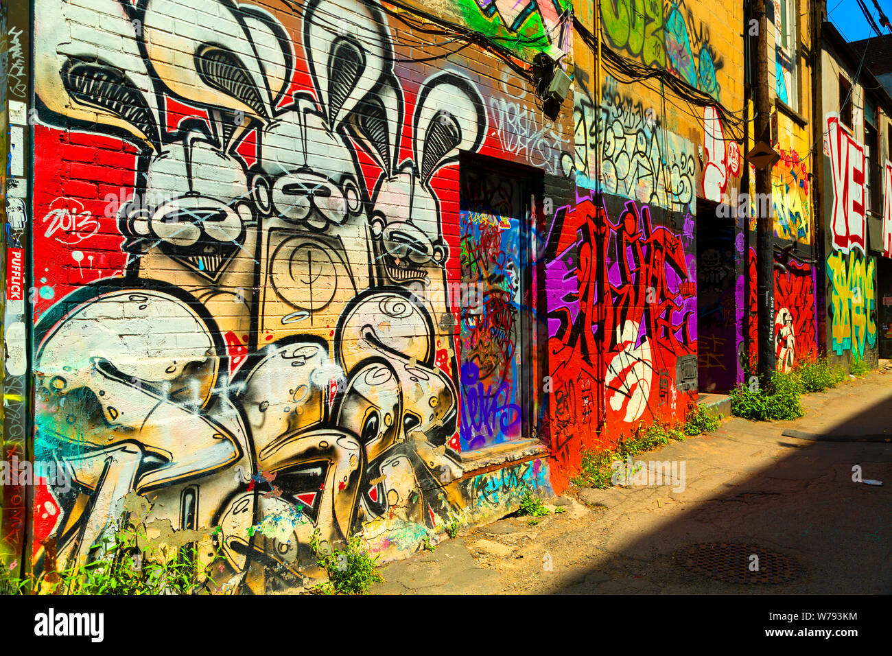 Street art Graffiti dans la ruelle, dans le quartier de la mode de Toronto, Ontario Canada Banque D'Images