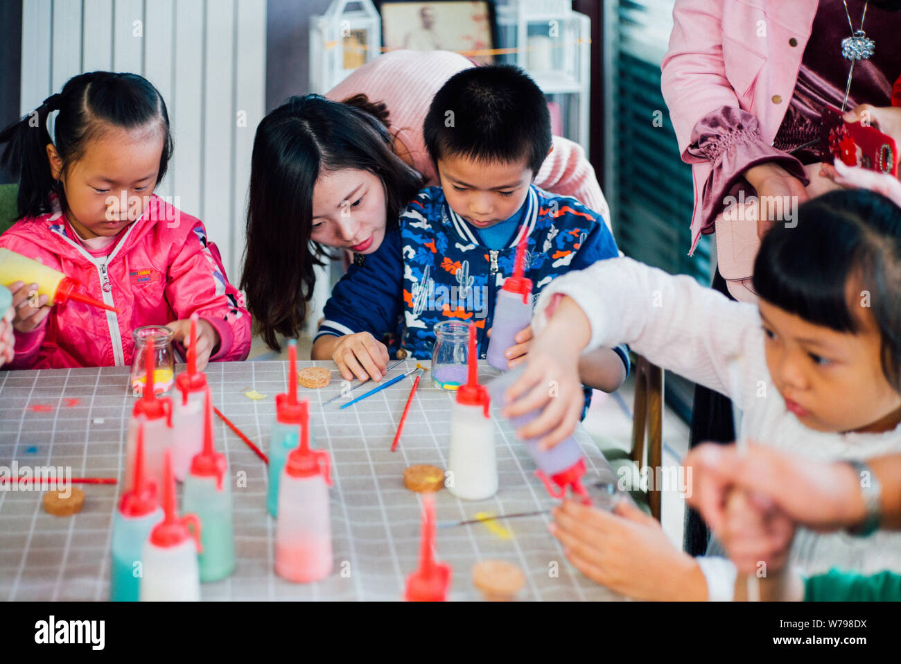 --FILE--a chargé d'enseigne aux enfants de dessiner un jardin à peintures de sable à Wuhan, province du Hubei en Chine centrale, 22 octobre 2017. Banque D'Images