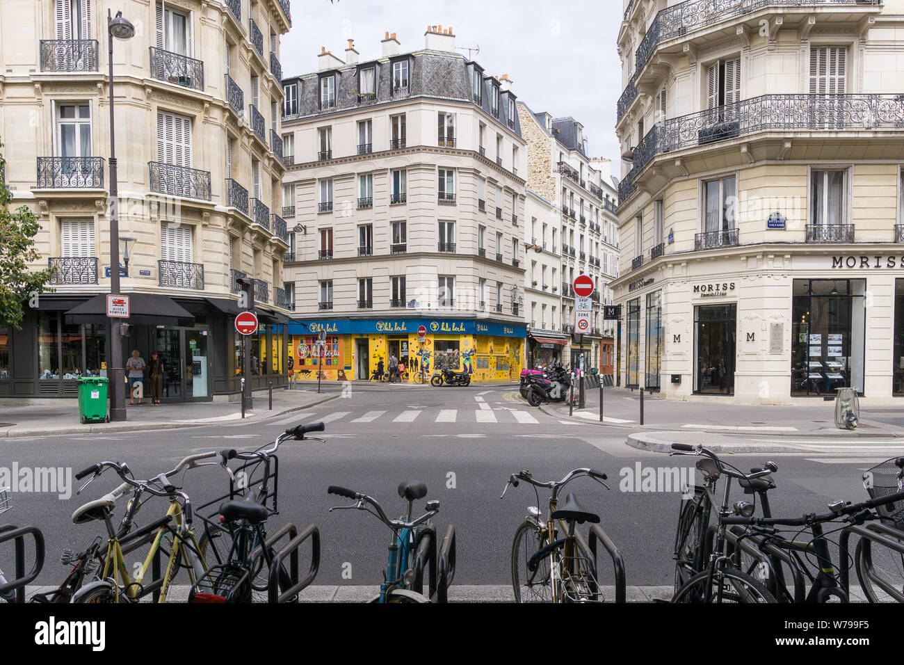 Rue de Paris - Boulevard Voltaire dans le 11ème arrondissement de Paris un dimanche après-midi. La France, l'Europe. Banque D'Images