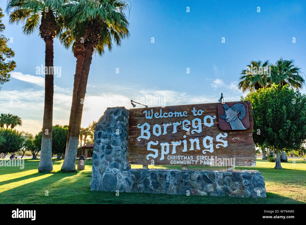 Borrego Springs signe bienvenu au lever du soleil Banque D'Images