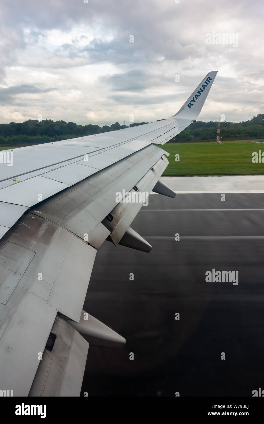 Ouverture des volets de l'aile sur un Boeing 737 800 Ryanair - atterrissage sous la pluie sur la piste de l'aéroport de Manchester Banque D'Images