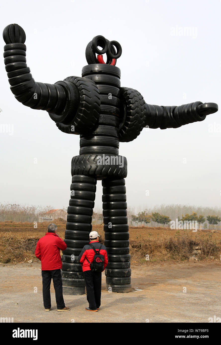 Les visiteurs regarder une sculpture de pneu à un parc de sculptures des pneus à Zaozhuang City, Shandong province de Chine orientale, le 19 novembre 2017. Touristes ont visité un t Banque D'Images
