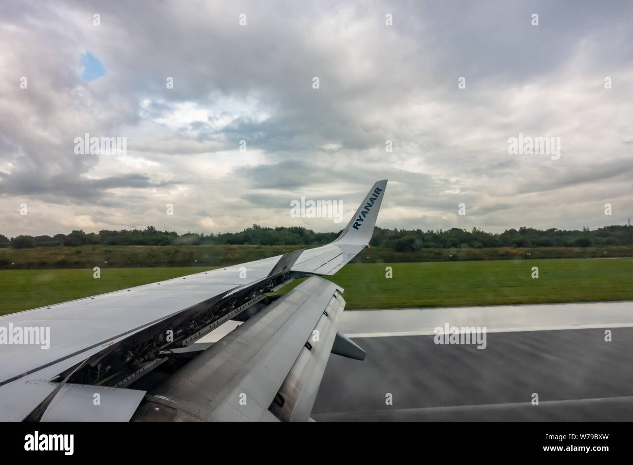 Ouverture des volets de l'aile sur un Boeing 737 800 Ryanair - atterrissage sous la pluie sur la piste de l'aéroport de Manchester Banque D'Images