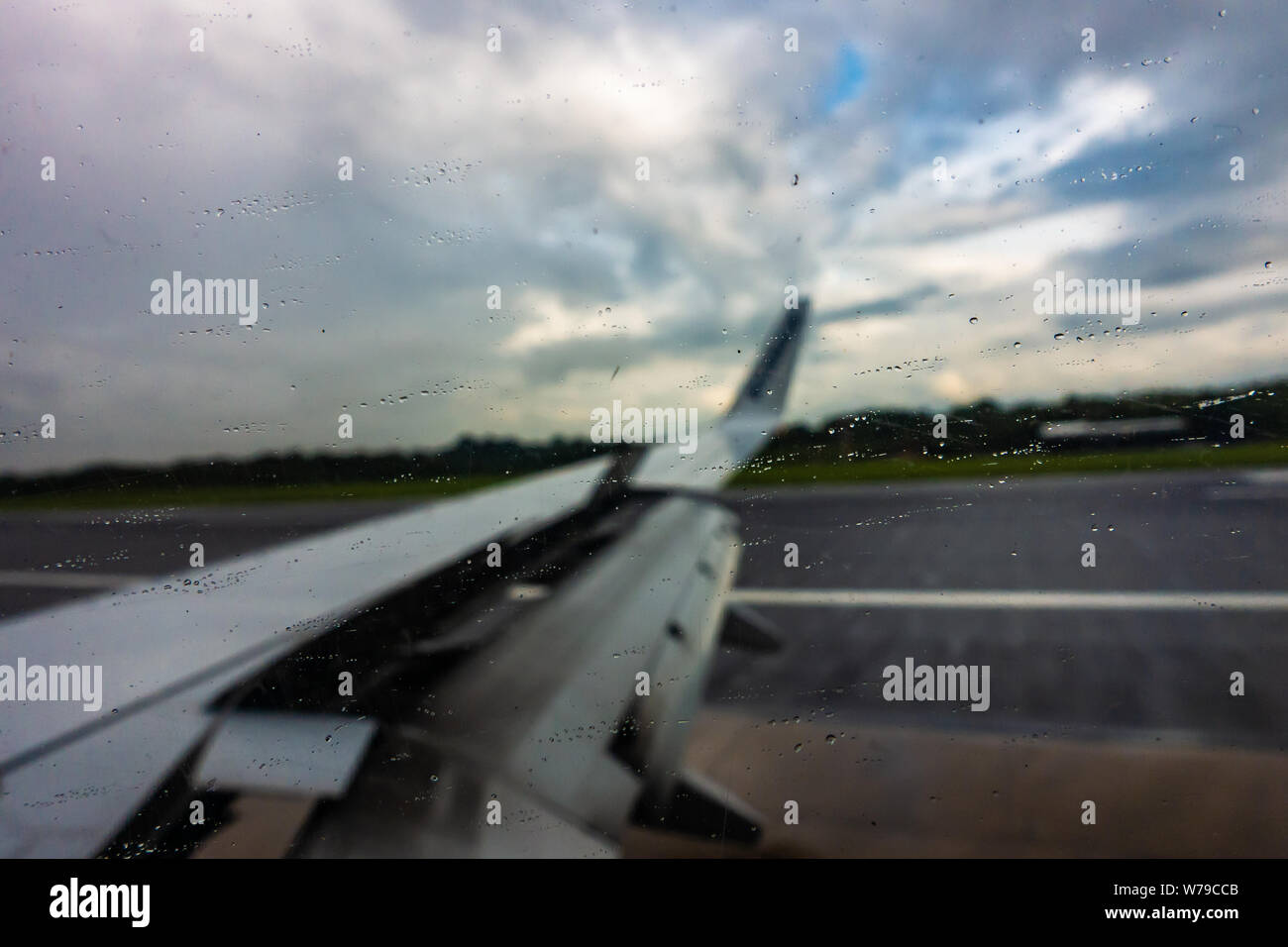 Ouverture des volets de l'aile sur un Boeing 737 800 Ryanair - atterrissage sous la pluie sur la piste de l'aéroport de Manchester Banque D'Images