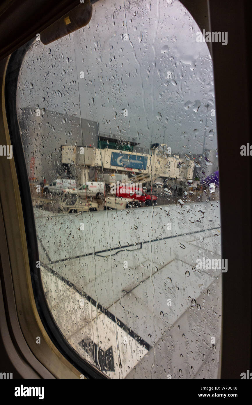 De fortes pluies sur une fenêtre d'avion à l'arrivée à l'aéroport de Manchester Banque D'Images