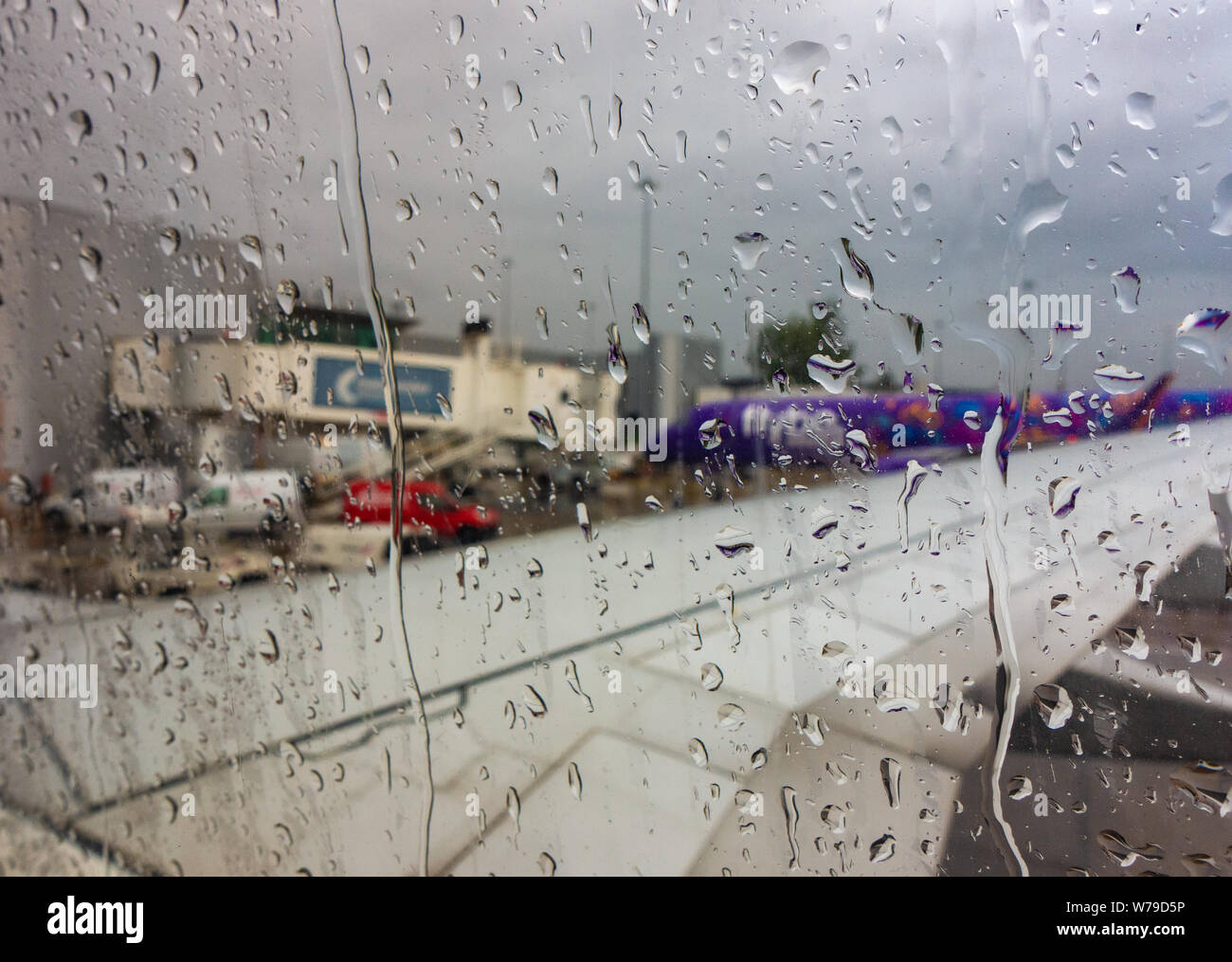 De fortes pluies sur une fenêtre d'avion à l'arrivée à l'aéroport de Manchester Banque D'Images