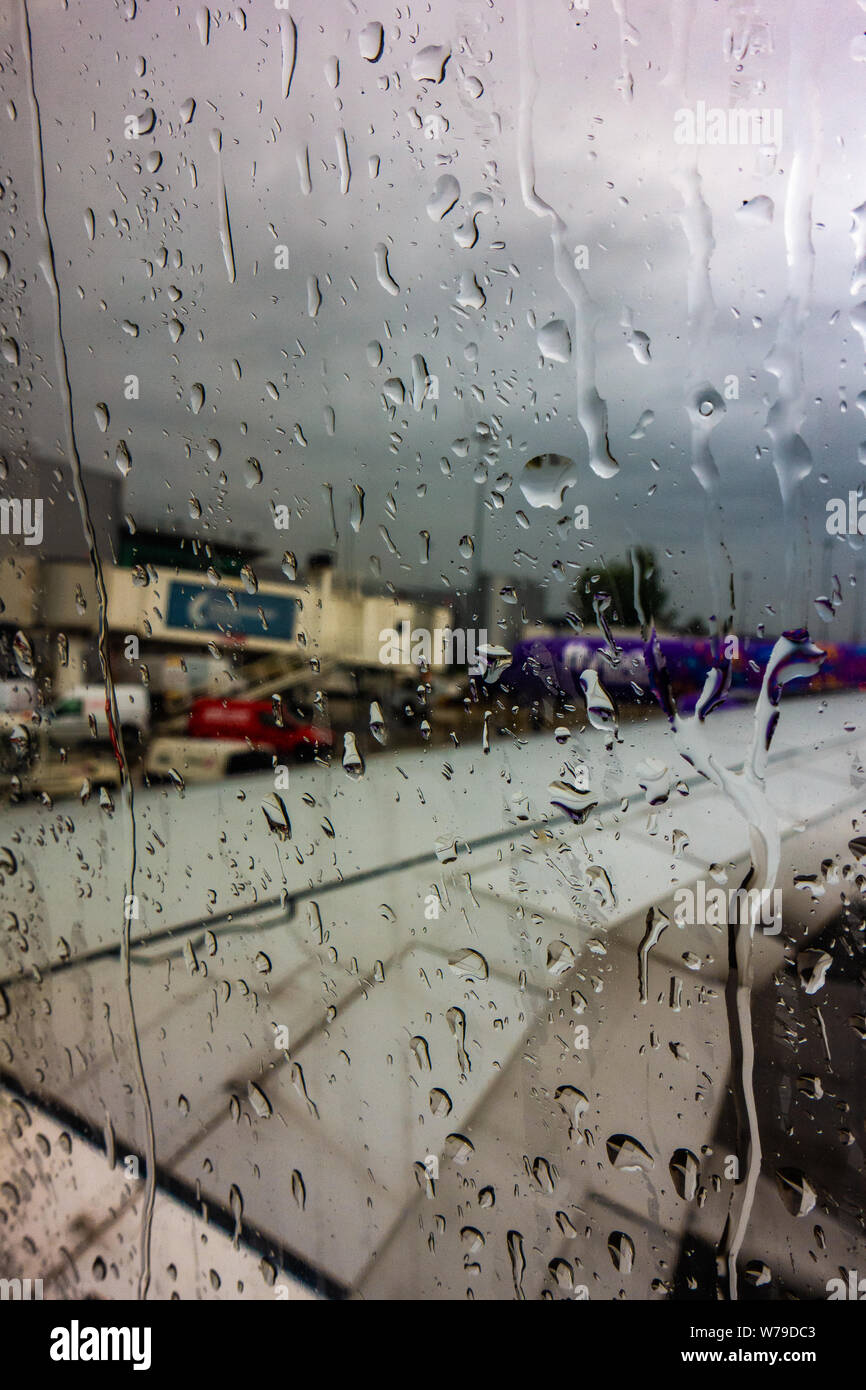 De fortes pluies sur une fenêtre d'avion à l'arrivée à l'aéroport de Manchester Banque D'Images
