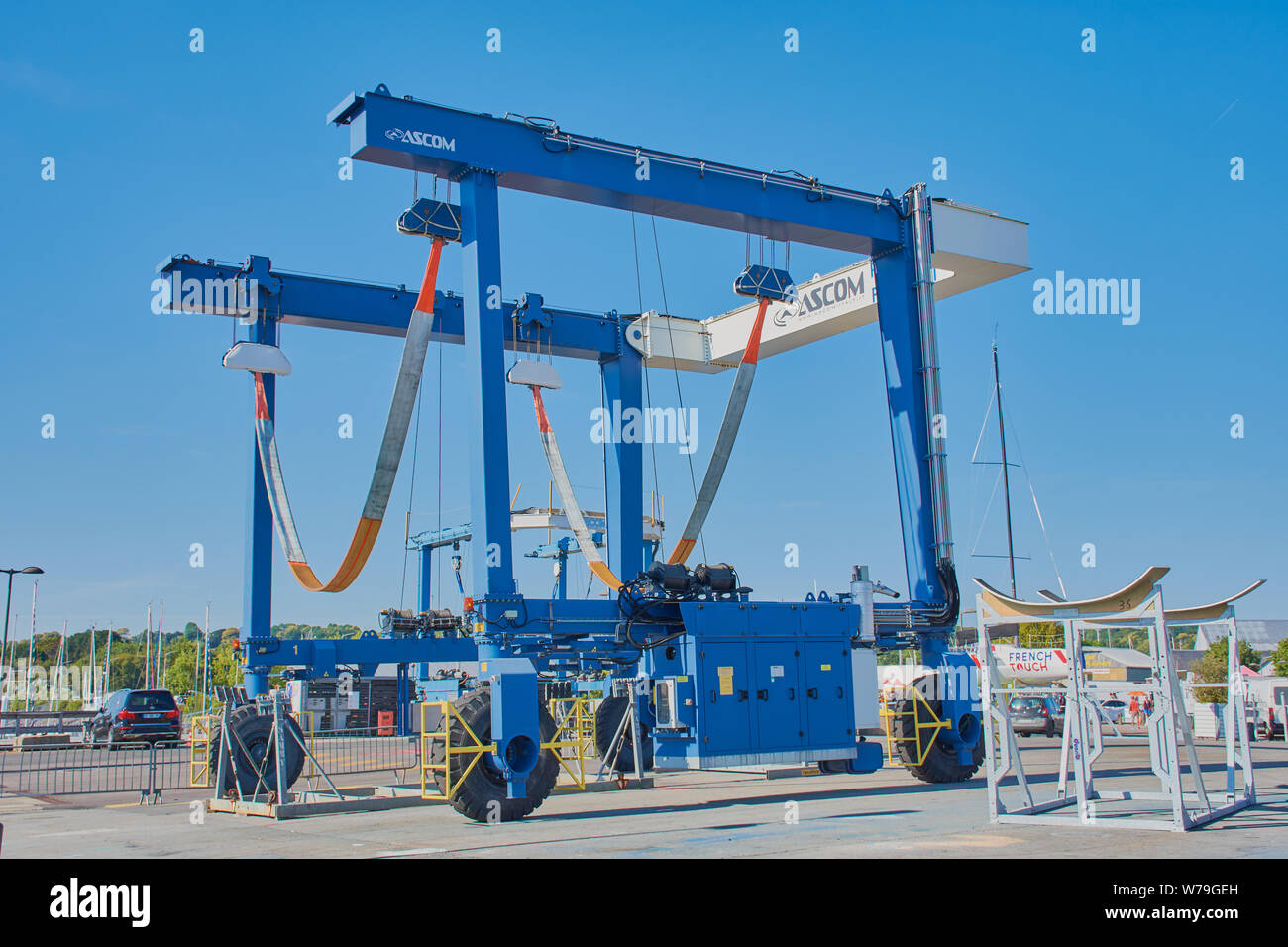 Port-la-Forêt, Bretagne, France - Juillet 09, 2019 : la grue de terrasse sur le port de Port-la-Forêt en Bretagne, France Banque D'Images