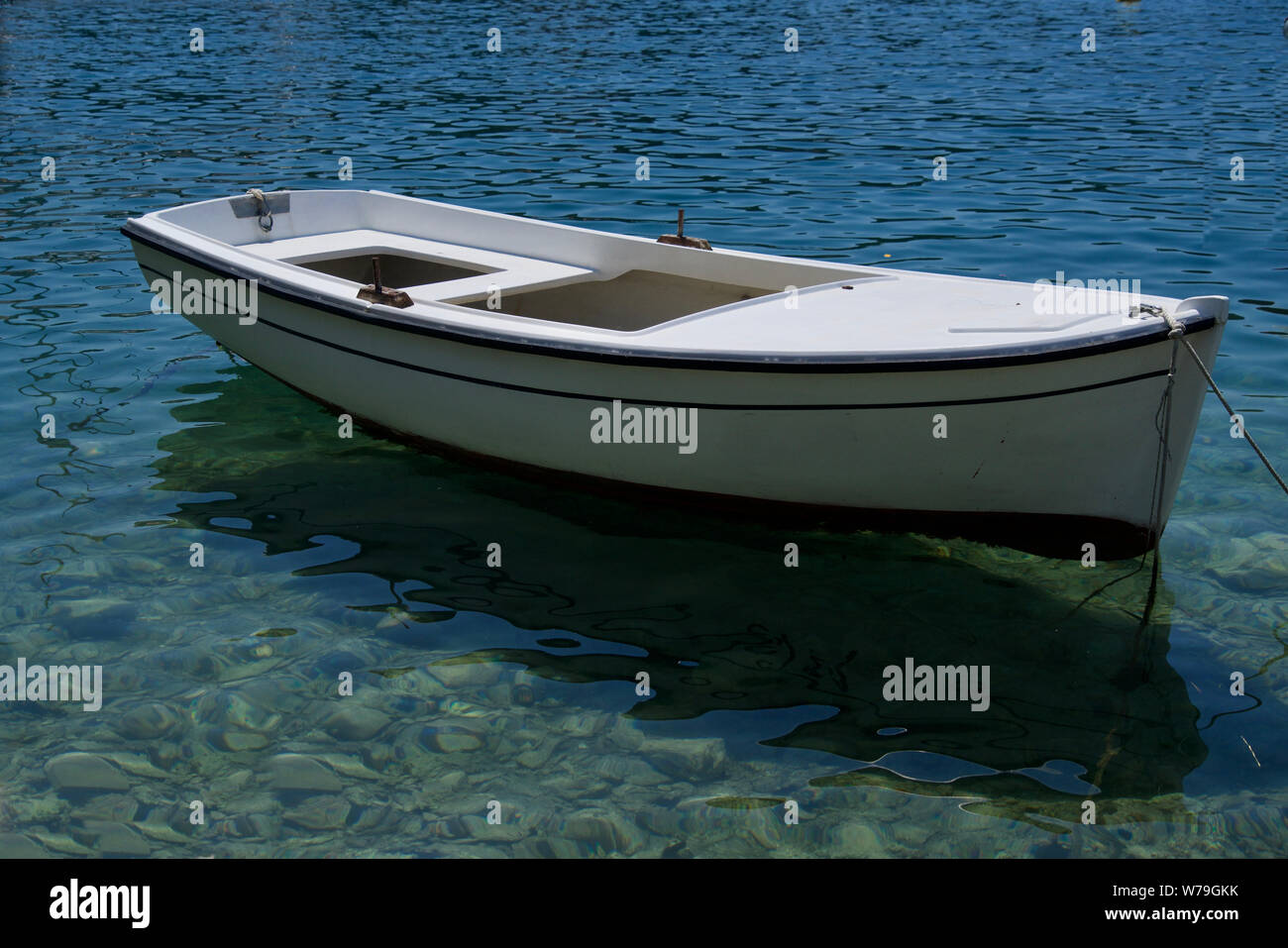 Bateau à rames blanc sur l'océan turquoise Banque D'Images