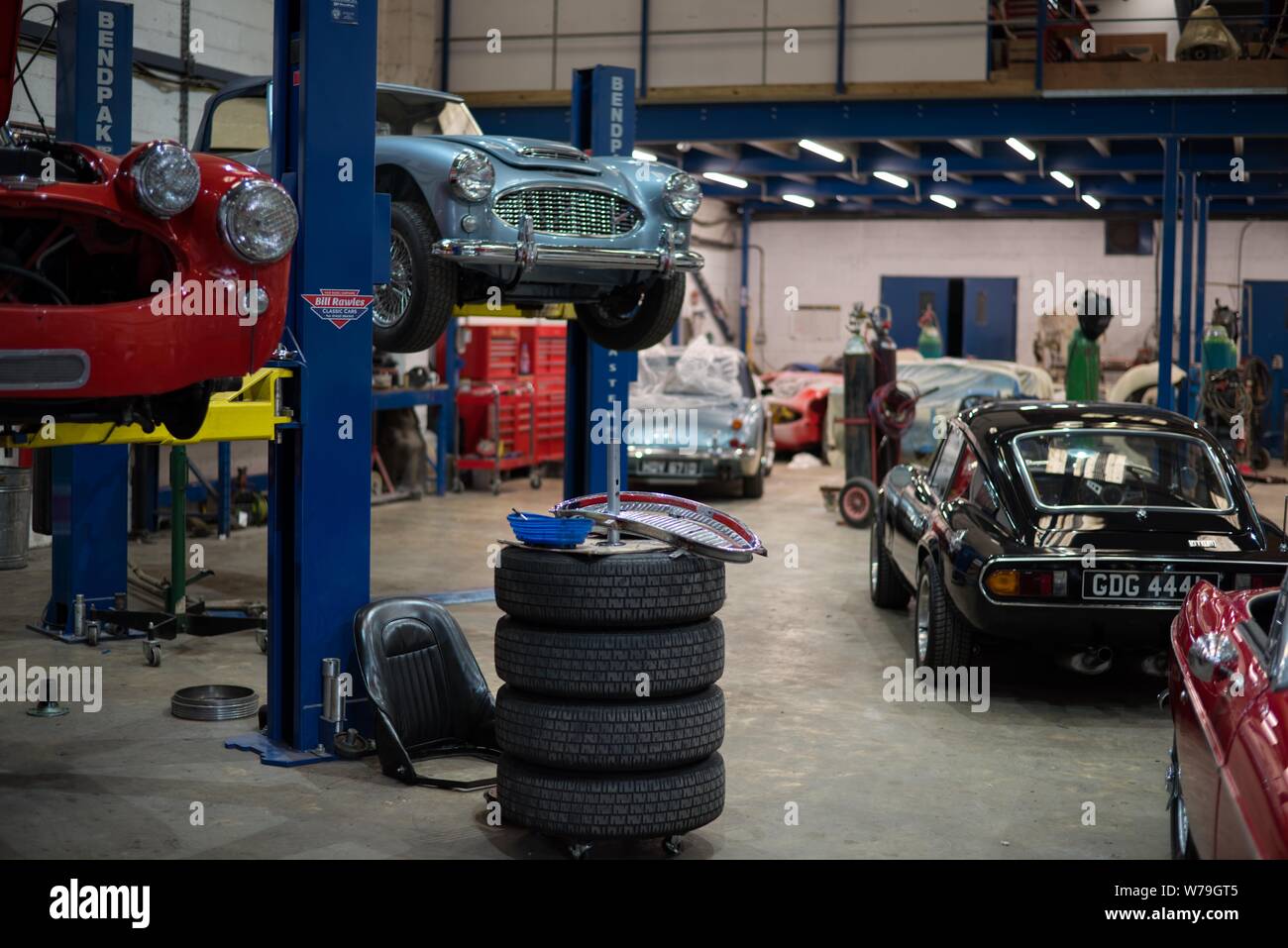 Voitures classiques dans l'atelier à Bill Rawles voitures classiques, Meadsted, Hampshire, Royaume-Uni Banque D'Images