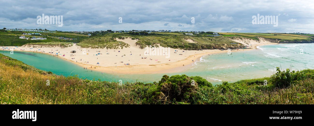 Donnant sur l'estuaire Gannel et plage de Crantock Cornwall England UK Europe Banque D'Images