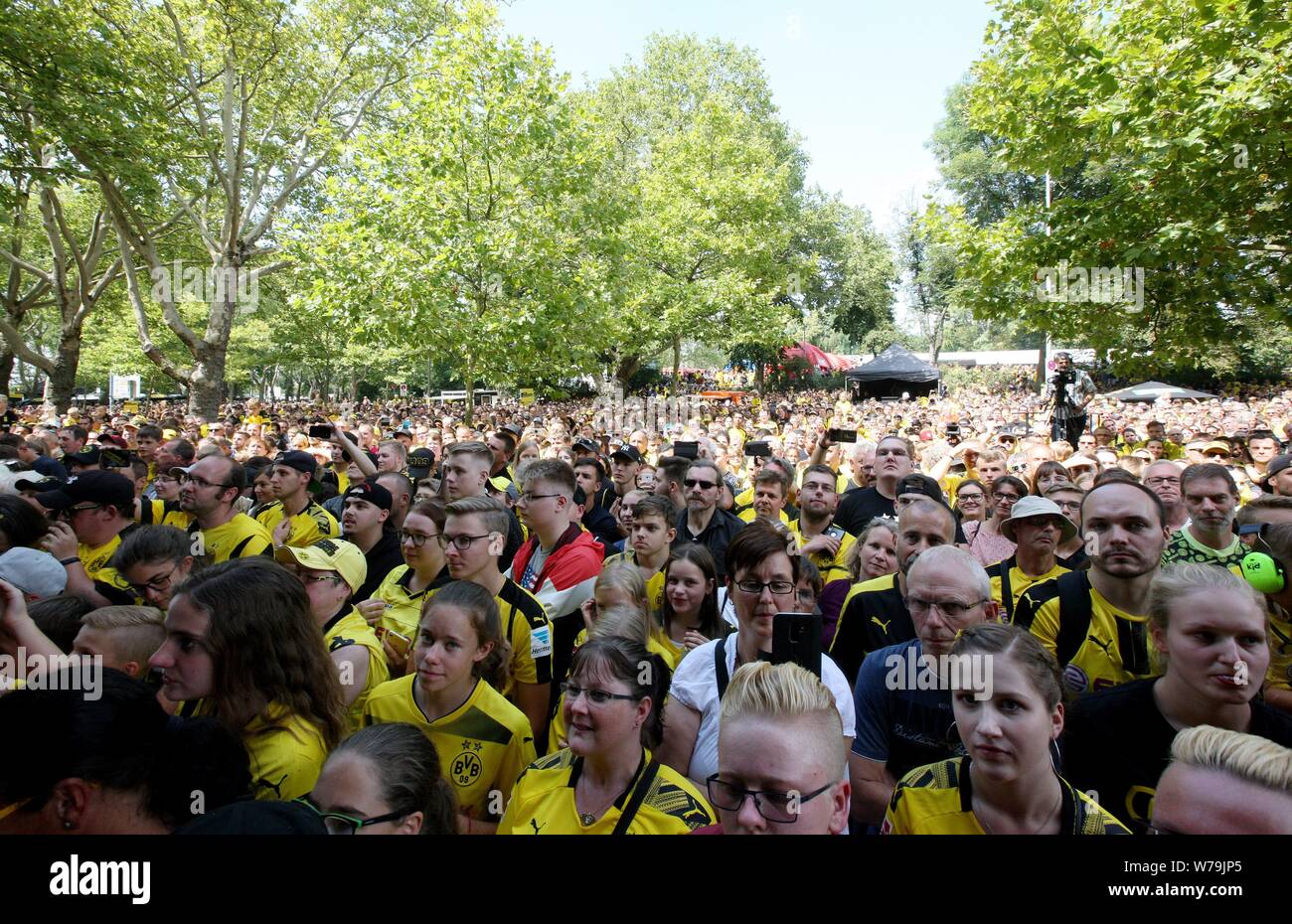 Firo : 04.08.2019, football, saison 2019/2020, Borussia Dortmund, l'ouverture de la saison de l'équipe, présentation, fans, foulards, écharpes, drapeaux, dans le monde d'utilisation | Banque D'Images