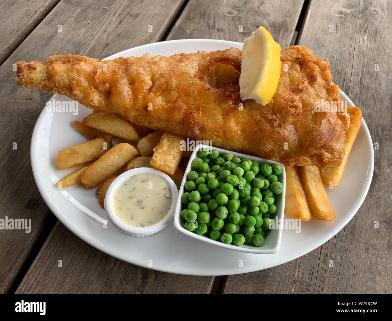 Fish and chips avec les pois et la sauce tartare Banque D'Images