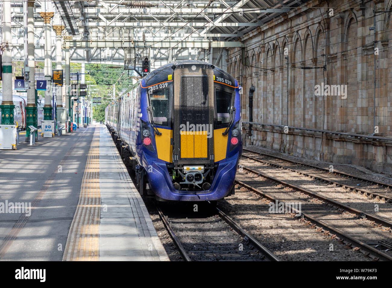 Une classe 385 Train Scotrail Hitachi assis à 7 plate-forme de la gare de Waverley Banque D'Images