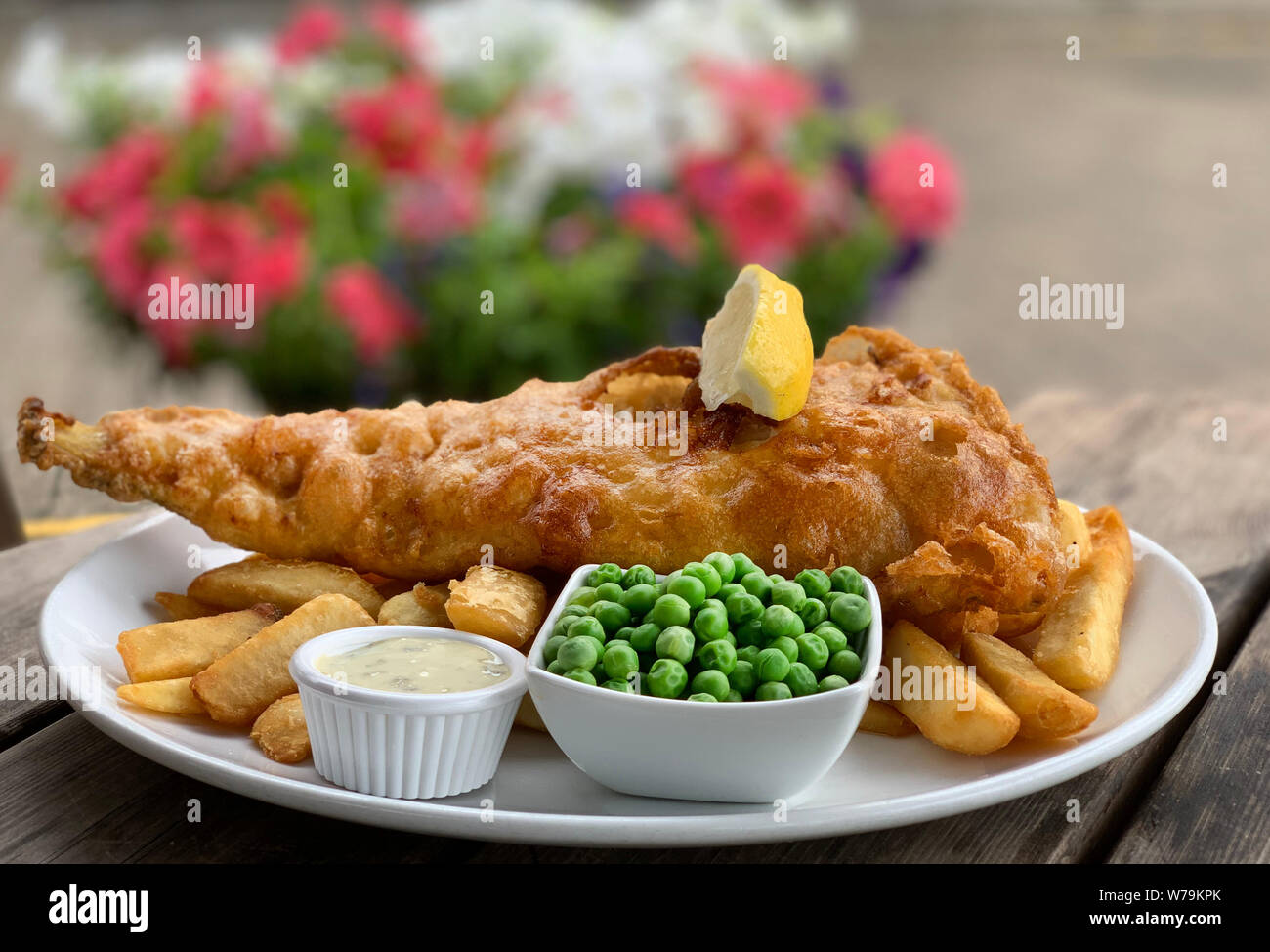 Fish and chips avec les pois et la sauce tartare Banque D'Images