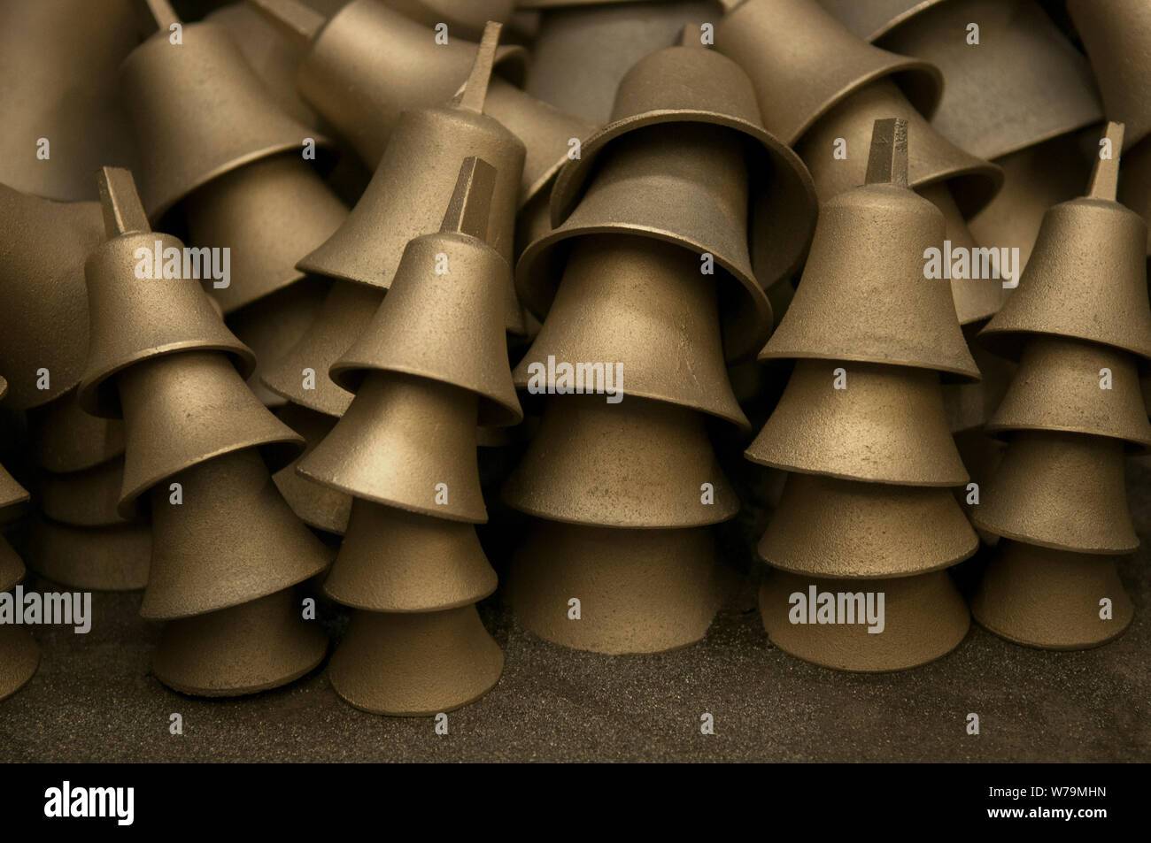 Gros plan d'UNE pile de handbells dans la fonderie Old Whitechapel Bell, Londres, Royaume-Uni Banque D'Images