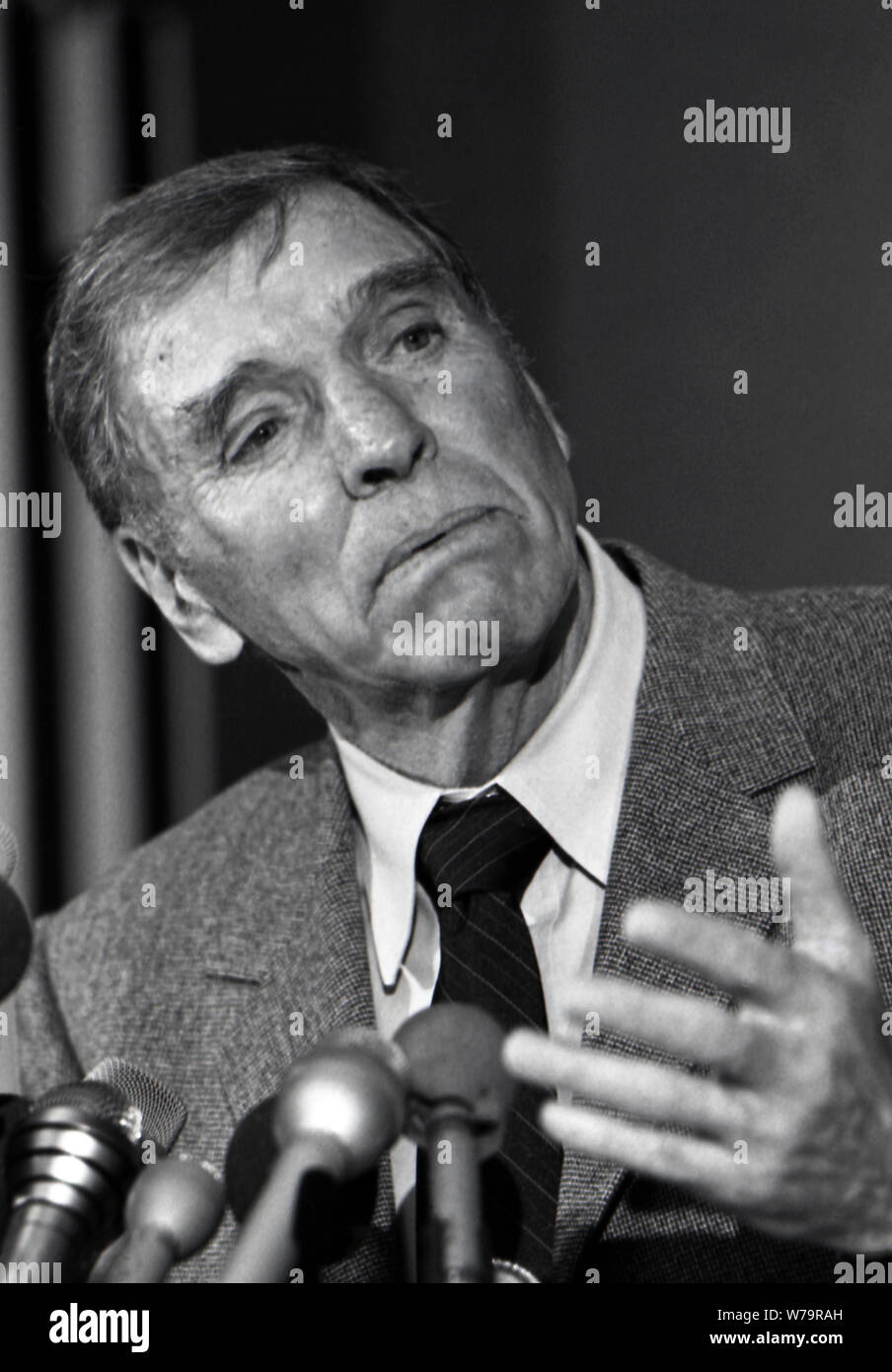 Washington DC, USA, 15 mars 1988 film de Hollywood star Burt Lancaster s'exprimant lors du Club national de la presse au cours de la Directors Guild of America (conférence de presse au sujet de la colorisation des films en noir et blanc Banque D'Images