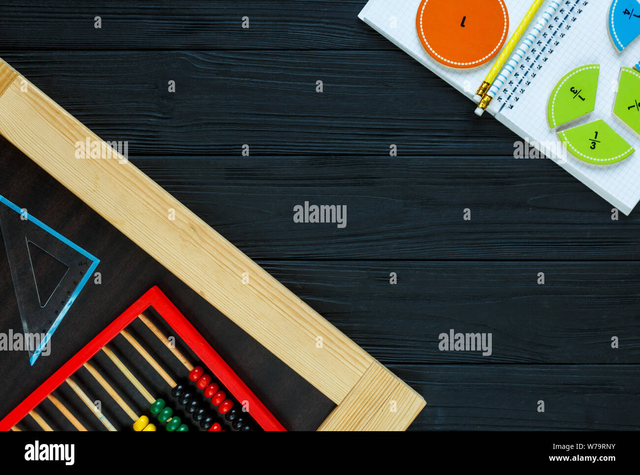 Сolorful fractions mathématiques créatif sur fond sombre. Intéressant pour les enfants. mathématiques amusantes L'éducation, concept retour à l'école. La géométrie et les mathématiques Banque D'Images