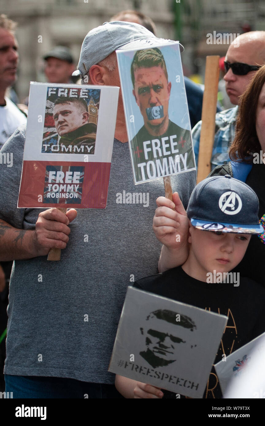 Oxford Circus, Londres, Royaume-Uni. 3 août 2019. Des centaines de pro et anti Tommy Robinson partisans se heurtent à la police dans le centre de Londres sur la photo : Des centaines Banque D'Images