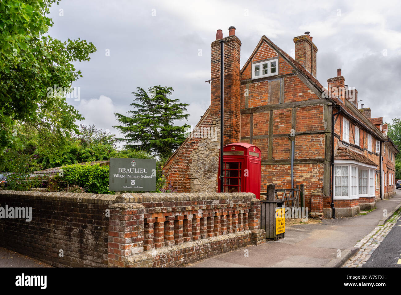 Entrée de l'école primaire du village de Beaulieu le long de la rue principale dans la région de Beaulieu dans la New Forest, Hampshire, England, UK Banque D'Images