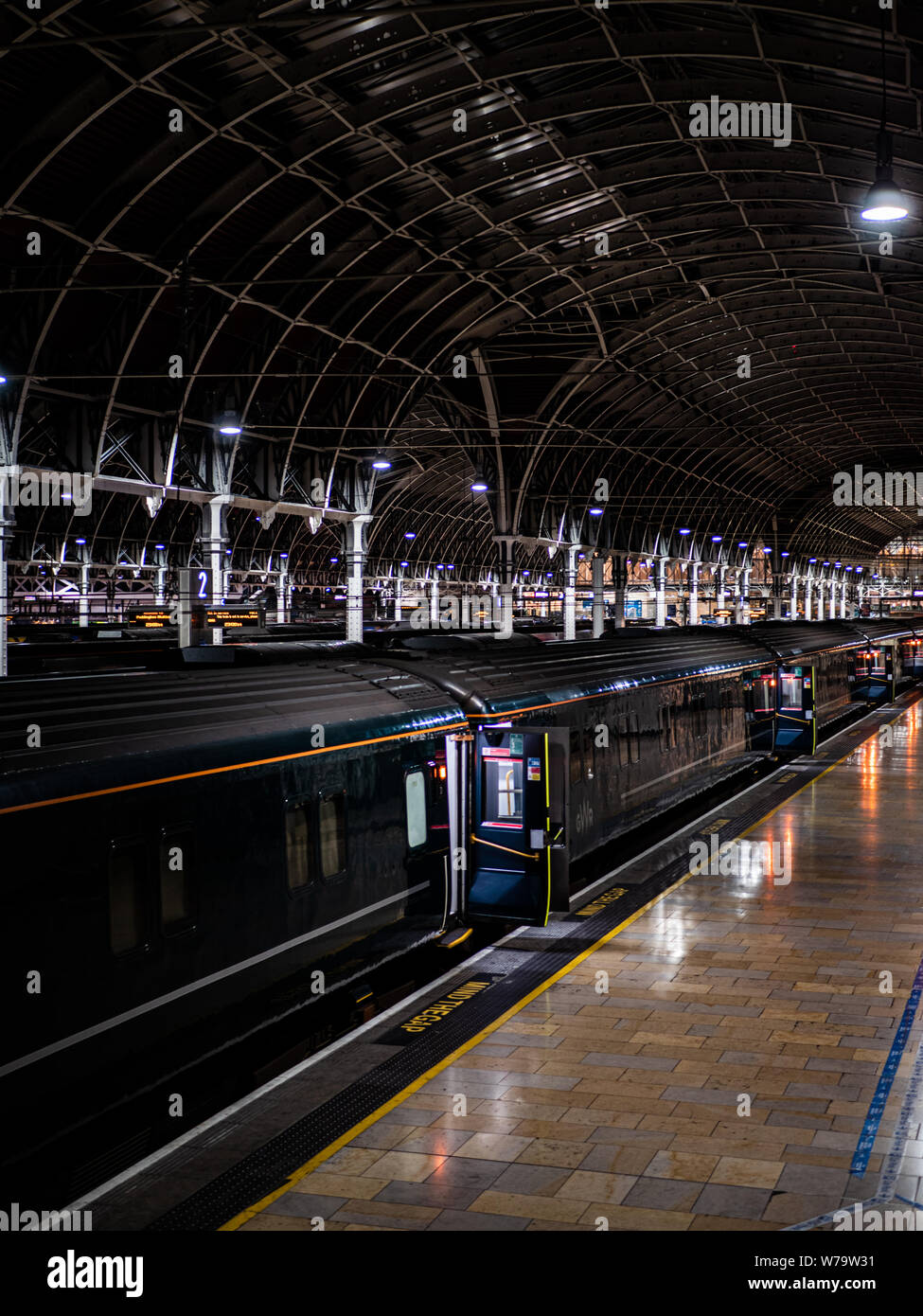 Le train Night Riviera Sleeper qui attend le départ de Londres Paddington pour son trajet jusqu'à Penzance, Cornwall Banque D'Images