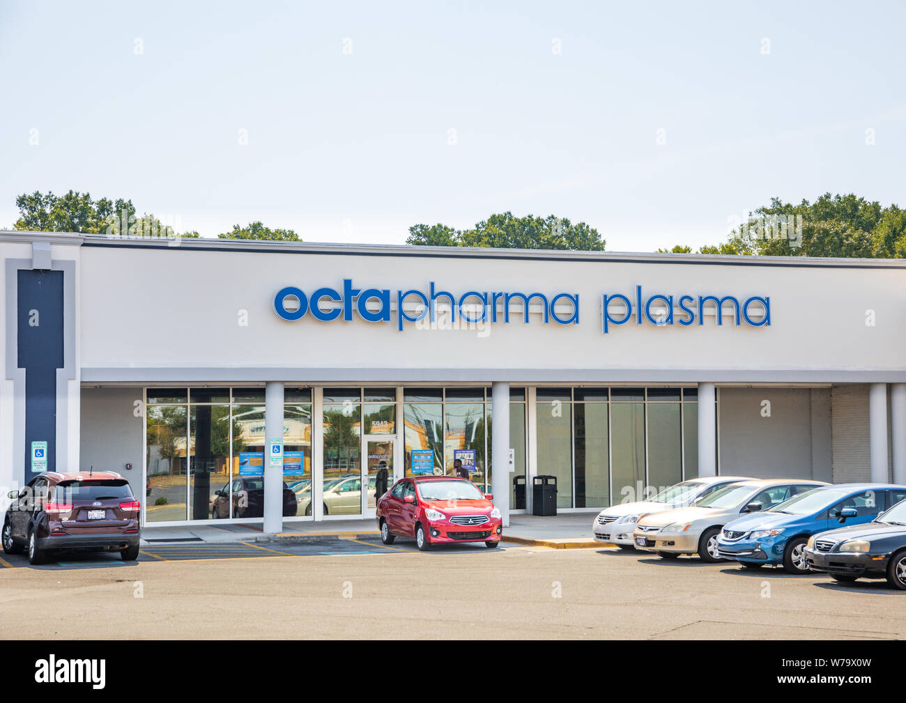 Charlotte, NC, USA-28 Juillet 19 : Un homme se trouve à l'extérieur du Centre sur le plasma d'Octapharma South Blvd. Banque D'Images